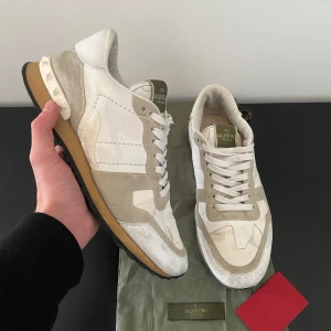 Valentino rockrunner - 🚨Byten är intressanta!🚨Säljer nu ett par feta valentino rockrunners i färgen beige/vit. Dustbag tillkommer tyvärr inte boxen. Skick 9/10 endast innersulan saknas men ej ett problem. Storlek 41,5 men passar 42,5-43. Skriv för fler bilder eller frågor.