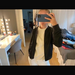 Svart bomberjacka  - Säljes denna svarta bomberjackan från Q/D Designed By i storlek S. Jag köpte den på Sellpy men har aldrig själv använt den. Jackan är i jättefint skick! Skriv om du har frågor.