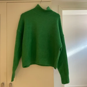 Grön Stickad Tröja - Grön stickad tröja från zara, andvänd ett fåtal gånger. Säljer då den inte kommit till användning🫶🏽