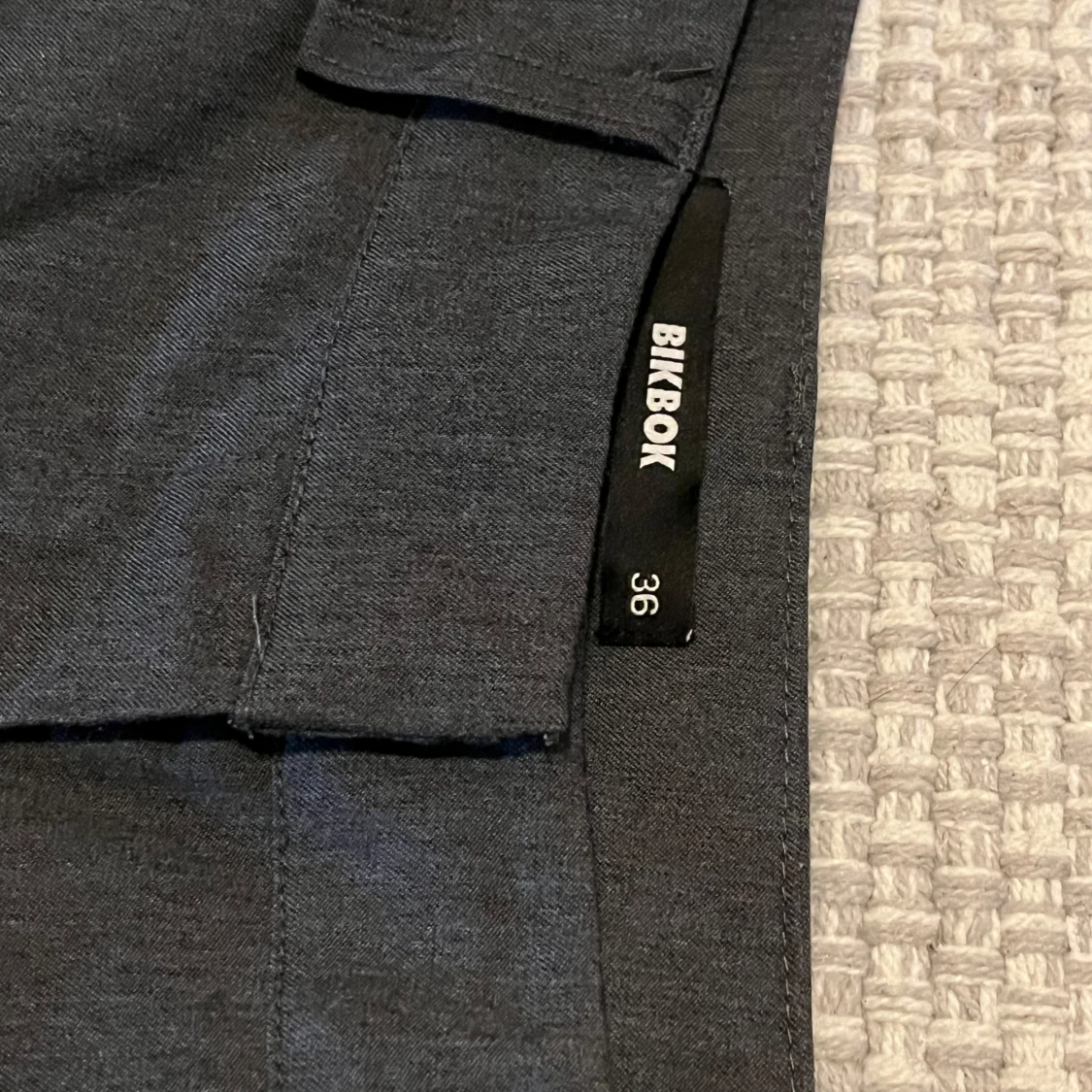 Grå kostymbyxor från BikBok - 1