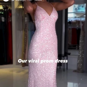 dressroom linné klänning - säljer nu min otroooligt fina balklänning från dressroom linné🥹💞den är i superfint skick då den endast är använd två gånger förutom några enstaka fläckar där nere på innan tyget som ej syns vid användning, nypriset är runt 5000💞Klänningen skiftar i lavendel/rosa beroende på vilket ljus den är i💓