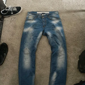Blå jeans från Emporio Armani - Snygga blå jeans från Emporio Armani med en cool tvättad look. De har klassiska fem fickor och en läderpatch med logotyp på baksidan. Perfekta för en avslappnad stil.