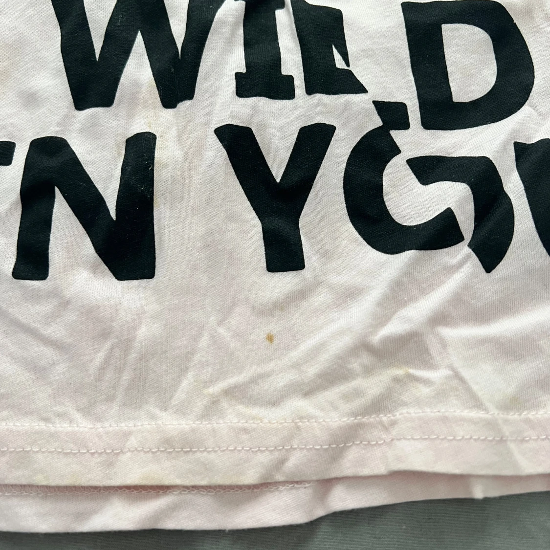 Rosa linne med tryck och jeans shorts  - 1