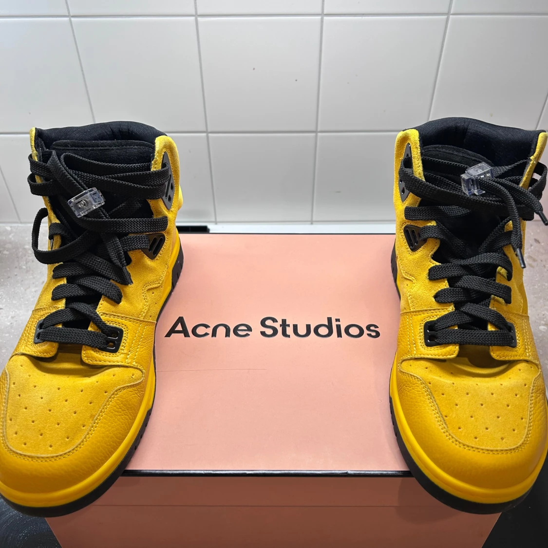 Gula sneakers från Acne Studios - 3