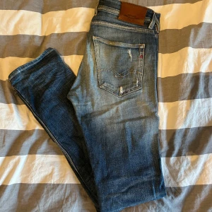 Replay Jeans Grover - Säljer ett par Replay Grover i storlek W31 L34. De är i bra condition och är använda fåtal gånger. Skriv gärna till mig för fler bilder och priset är diskuterbart!