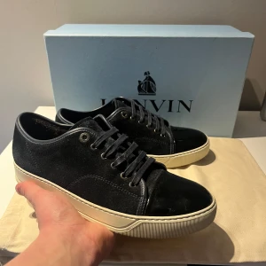 Lanvin Skor - Säljer mina Lanvin skor i extremt bra skick utan skador . Fullt og med box och dustbag . Hör av er vid frågor