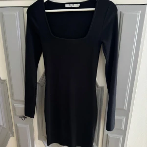Svart klänning  - Svart tajt kortklänning från NA-KD i storlek XS. Klänning är använd en gång. 