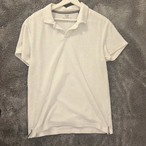 Vit kortärmad pikétröja från Calida - Säljer en stilren vit pikétröja från Calida. Tröjan har korta ärmar och en klassisk krage. Perfekt nu inför sommaren. Tröjan är i väldigt bra skick då den knappt är använd. 