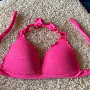 Rosa bikiniöverdel från Calzedonia - Super fin rosa glitter bikiniöverdel från Calzedonia! Har ej används men köpt på plick, men bra skick! Står ingen storlek men gissar på M/L!