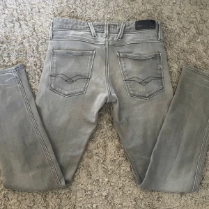 Replay anbass - Ett par gråa Replay jeans i storleken w29 L32. Nypris 1600kr, mitt pris 399kr. Skick 8/10. Inga märkbara defekter. 