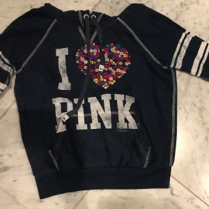 Hoodie från Victoria's Secret PINK - Säljer en mörkblå hoodie från Victoria's Secret PINK💕 Fint skick och inga anmärkningar. Storlek Small!