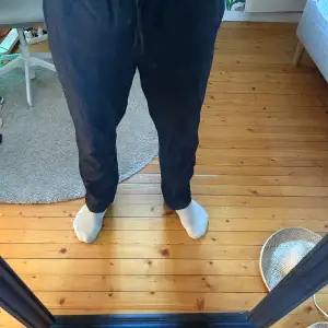 Säljer ett par marinblå pyjamasbyxor från Björn Borg. Byxorna har en elastisk midja och är perfekta för en avslappnad stil. Tillverkade i ett mjukt material för extra komfort.