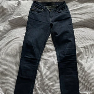 Mörkblå jeans från Tiger of Sweden - Snygga mörkblå jeans från T/J. Modell slight. Storlek 29/32. Knappt använda. Nypris 1800 kr.