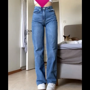 Blå jeans från Stradivarius - Snygga blå jeans från Stradivarius med en long straight fit. De har en klassisk femficksdesign. Perfekta för en avslappnad stil.