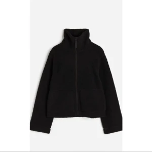 H&m Teddyjacka - Säljer nu min fina teddyjacka då jag köpt en ny och behöver inte denna längre! Väl använd men omhändertagen därför inga defekter❤️