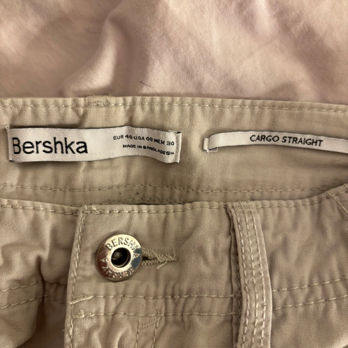 Beige cargobyxor från Bershka - 2