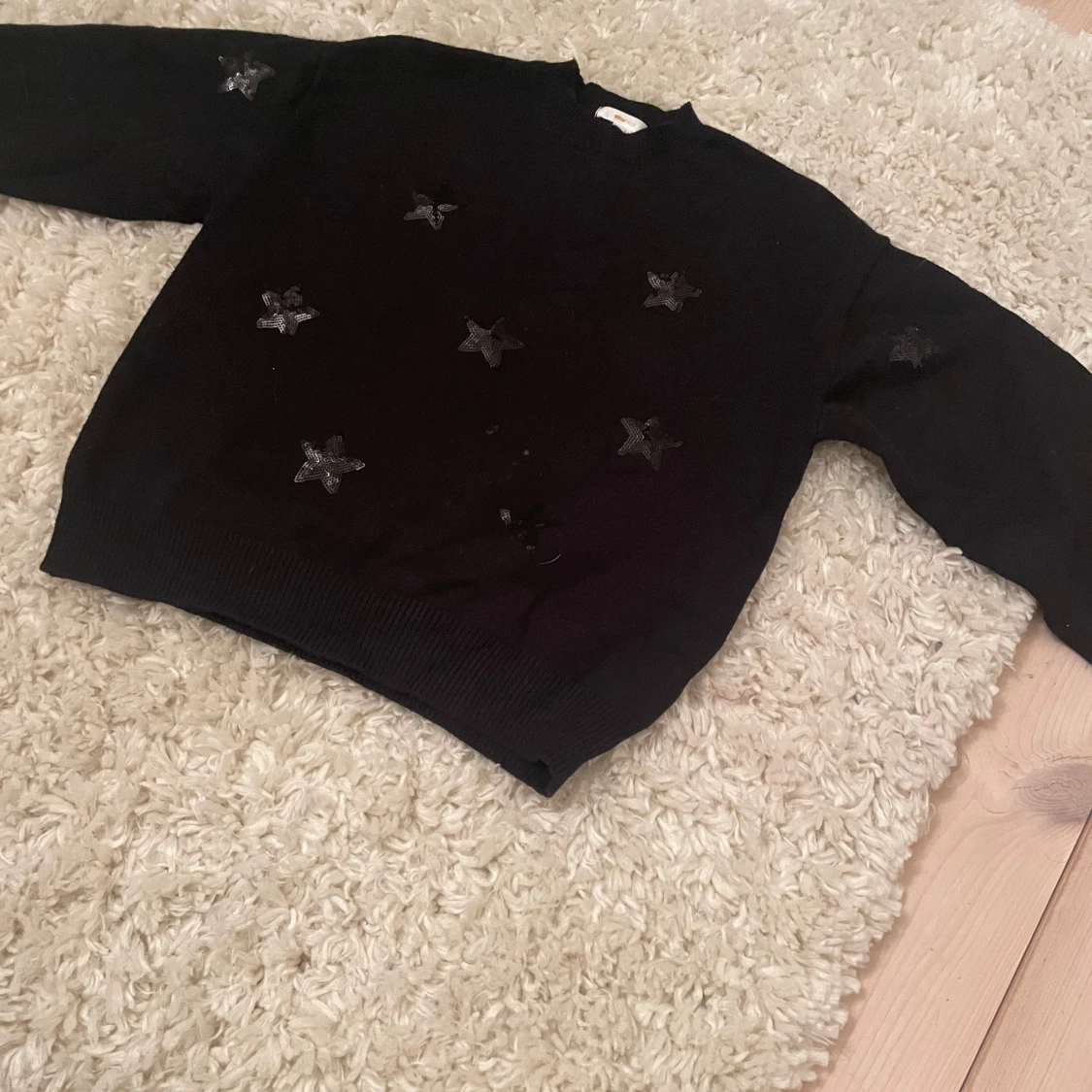 Svart tröja med stjärnor från Gina Tricot