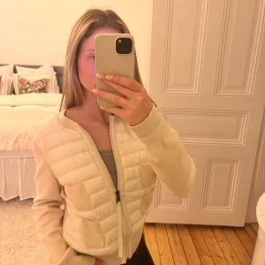 Beige quiltad jacka från Moncler - Säljer en snygg beige jacka från Moncler med quiltade detaljer och dragkedja framtill. Jackan har inga defekter och äktenhetsintyg finns. Köptes ny för 8000 ca, och är använd väldigt försiktigt. Jackan är i storlek M men är vanligtvis en xs/s.🥰 vill ej byta