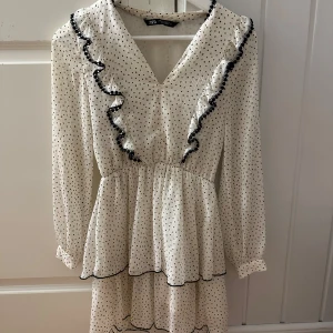  klänning  - Klänning från Zara fin till skolavslutning eller midsommar.