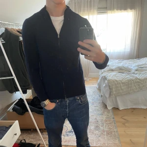 Hugo Boss full zip tröja - Riktigt snygg tröja, inga defekter, säljer pågrund av att den sitter för tight och är för liten. Jag är 182.