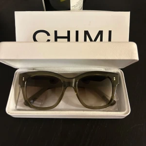 Chimi glasögon 07 mörkgröna - Jätte fina chimis i modell 07, i princip nyskick! Man får med box, kartong & putsduken! 🤍kmr ej till användning då jag köpt nya i annan färg🩷kan gå ner i pris vid snabb affär!