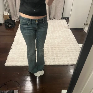 Lågmidjade jeans - Snygga blå jeans med bootcut med låg midja från cheap monday, knappt använda🩷 W26 L32
