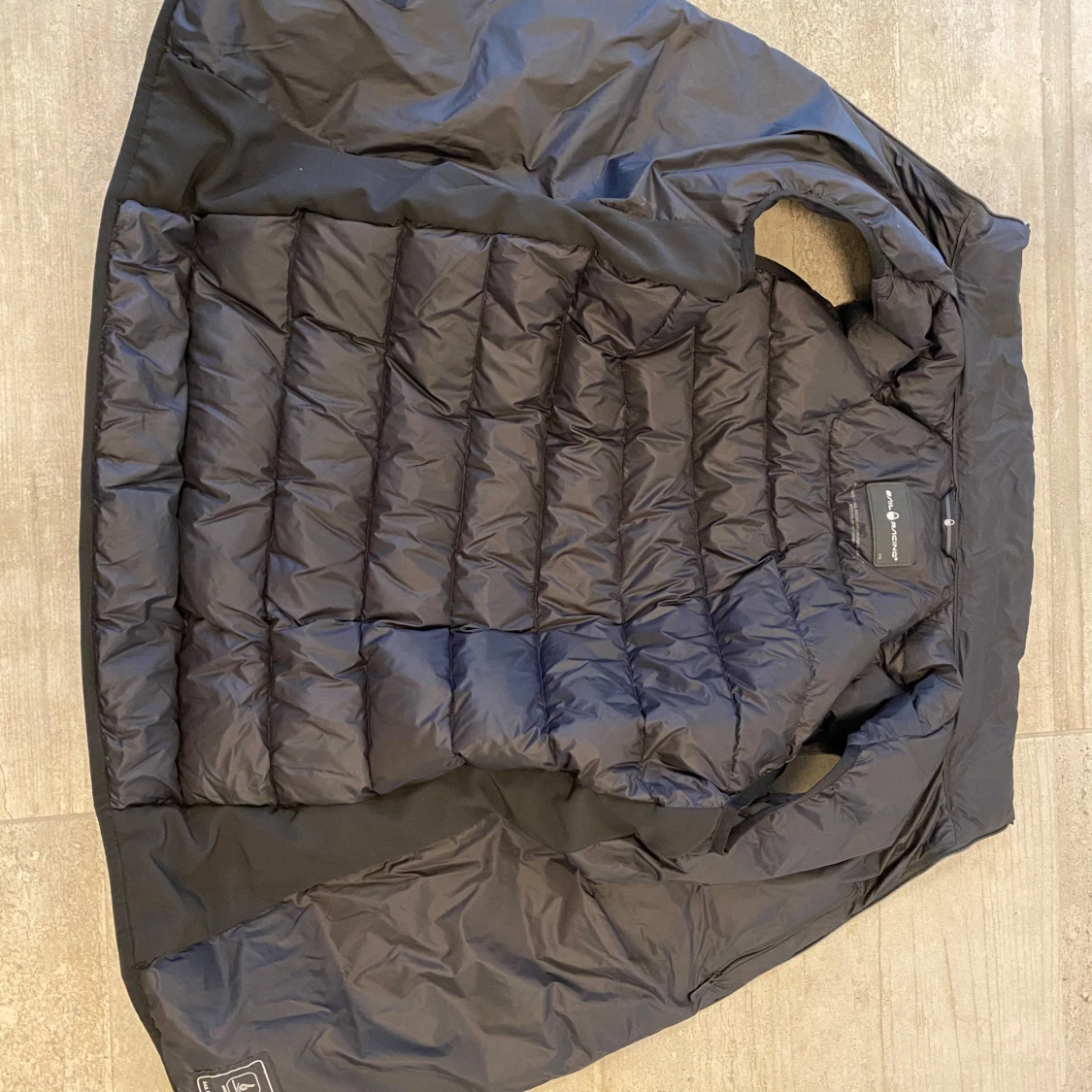 Svart dunväst från Sail Racing - 2