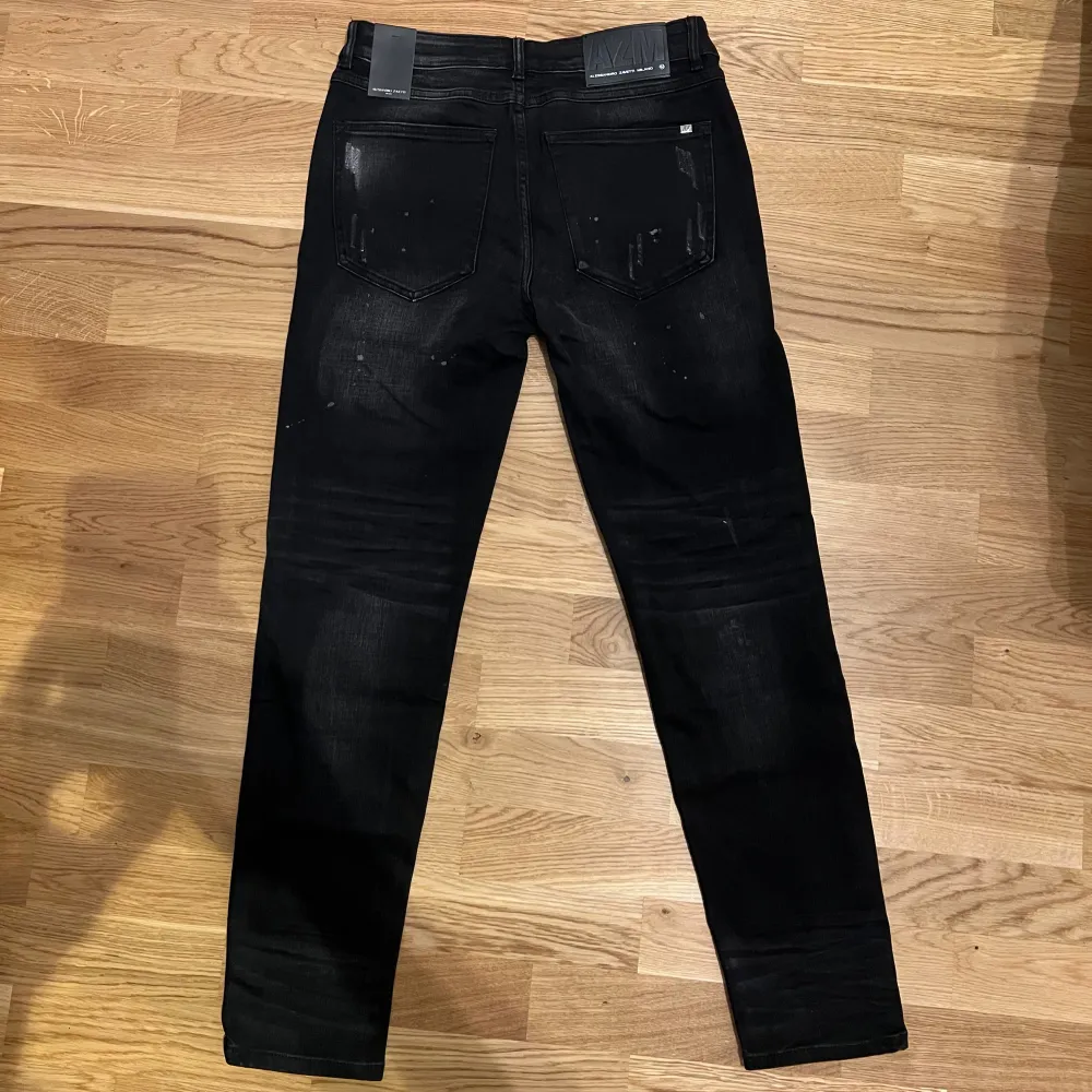Svarta jeans från Alessandro Zavetti i storlek 32 till salu, Helt nya lapparna och allting är kvar på byxorna, Jeansen är väldigt bekväma och så eleganta med sina Snygga slitningar, Missa inte chansen att lägga till dessa stiliga jeans till din garderob, de är perfekta för alla tillfällen! Kontakta mig för mer information. PRIS KAN DISKUTERAS!. Farkut & Housut.