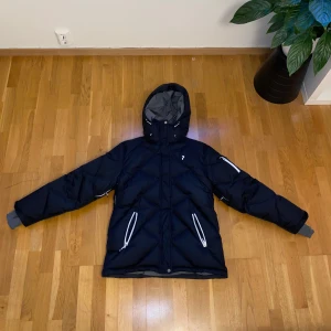 Peak Performance damjacka (oanvänd) - Säljer nu denna helt oanvända Peak Performance jackan, som är av modellen ”Style W AIR DOWN J”. Jackan kostade ca 4500 ny och köptes för 2 år sedan. Hör av er vid minsta fundering!
