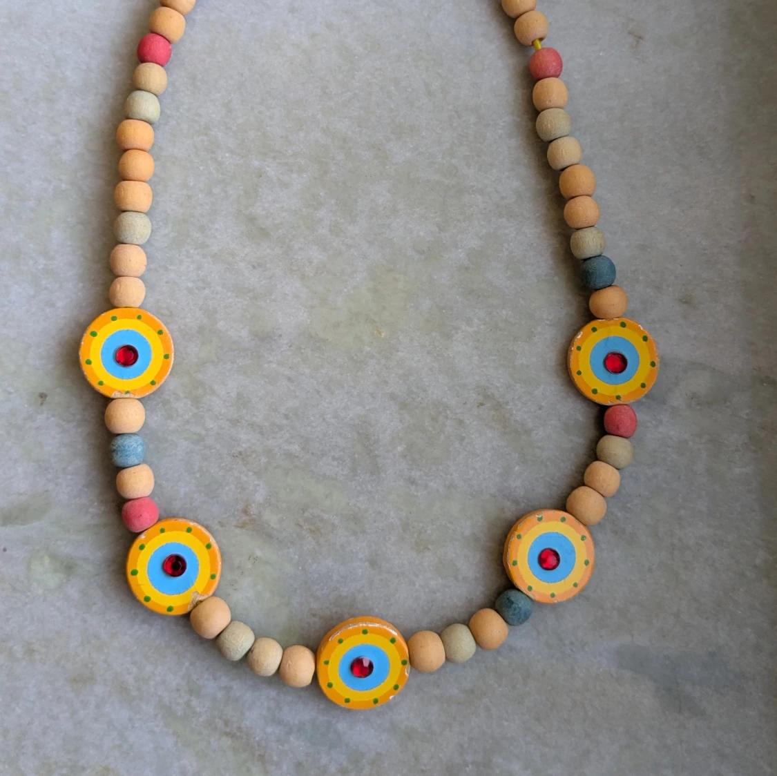 Färgglatt halsband med träpärlor - 2