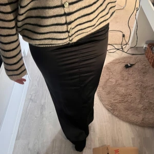 Kjol från PrettyLittleThing - Satin skjol från PrettyLittleThing. 🖤