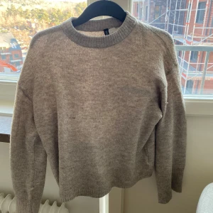 Hm stickad tröja  - Säljer då den är för liten, oanvänd i storlek XS. Passar S om man drar lite i den när den är nytvättad. Nypris 299 säljer för 100. 