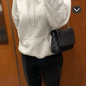 Svart axelväska från Guess - Snygg svart axelväska från Guess med kedjedetaljer och logotyp på framsidan. Väskan har en praktisk storlek och flera fack inuti för enkel organisering. Inga defekter, nypris 1500kr💕 skriv om ni har frågor 