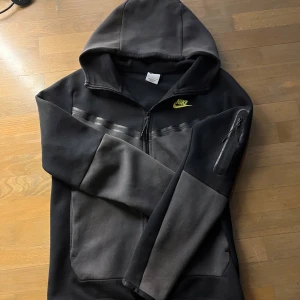 Svart och grå hoodie från Nike - Säljer min Nike teck i skorlek s till herr, lite sliten som du kan se vid sista bilden. ( mötes bara upp) pris kan diskuteras 