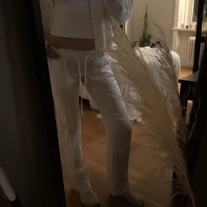 Vita linnebyxor med snörning - Säljer ett par vita linnebyxor med snörning i midjan. Byxorna har en loose passform och är perfekta för varma dagar. De är tillverkade i ett lätt och luftigt material som ger en skön känsla. Jag säljer för att dem är förkorta för mig jag är 172 cm 