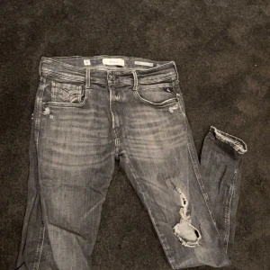 Replay Anbass slimfit  - Ett par snygga svarta/gråa replay jeans, slimfit.