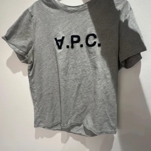 Grå t-shirt från A.P.C. - Apc t shirt i perfekt skick, inga defekter.