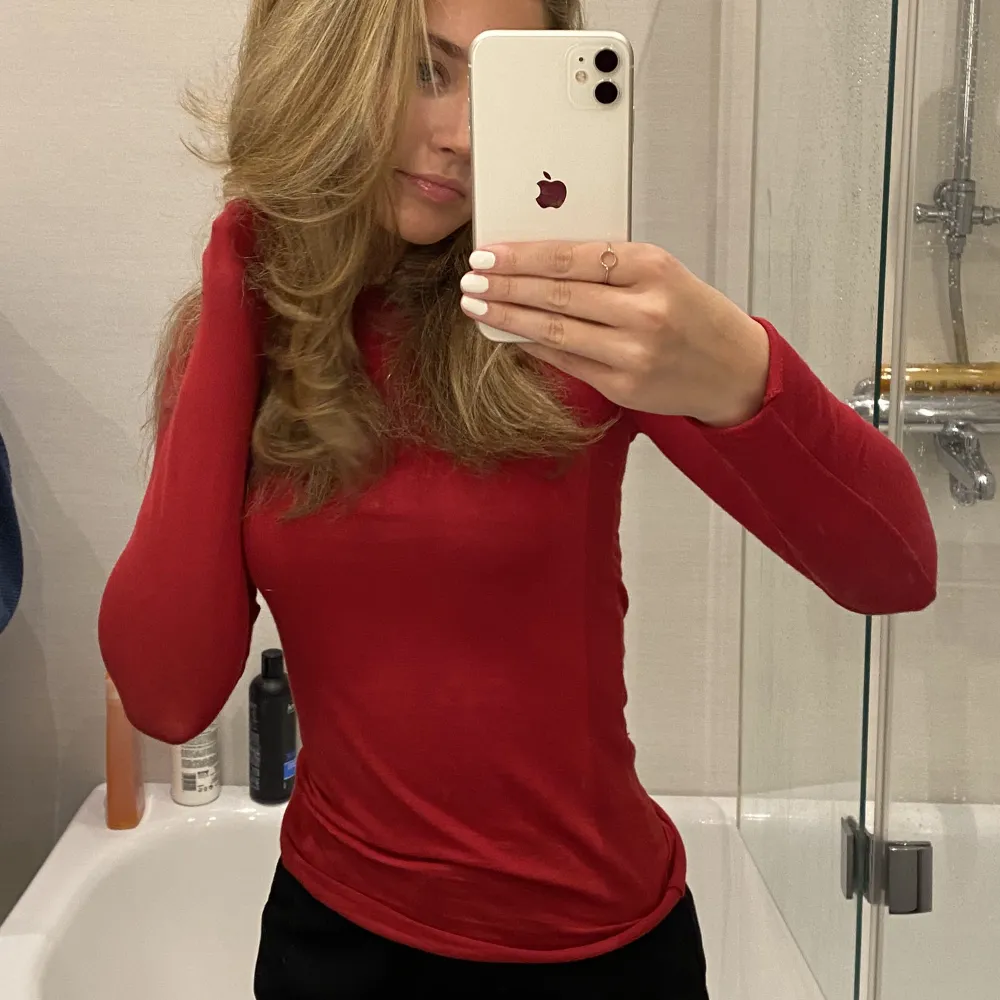 Säljer min röda intimissimi tröja då den inte kommer till användning! Som ny . Neuletakit & Villapaidat.