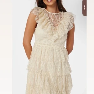 Beige spetsklänning med volanger - Superfin spets klänning från bubbleroom!!!💕😍 perfekt till sommaren eller studenten! Köptes förra sommaren och är endast använd en gång så är i princip helt ny! Är i strl XS.  Hör av dig ifall du är intresserad eller har några frågor!! Pris är diskuterbart!!💗💕