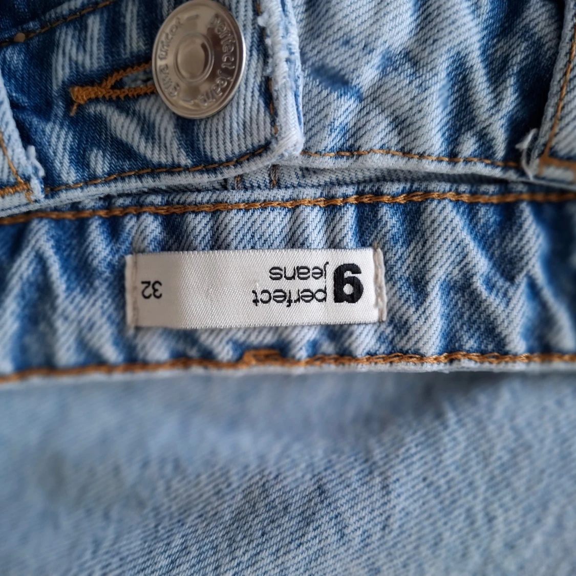 Ljusa jeans med slitningar från Perfect Jeans - 2