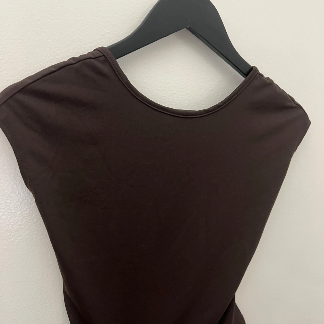 Brun topp med öppen rygg - 1