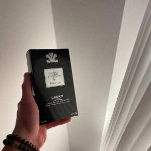 Creed Aventus Parfym - Helt oöppnad Creed Aventus parfym som jag nu säljer av i samband med att jag flyttar. Den rymmer 100ML och är perfekt för dig som vill ha en extra maskulin doft. Nypris: 3000kr+ mitt pris: 1400kr! Hör av er om eventuella frågor! 🙌
