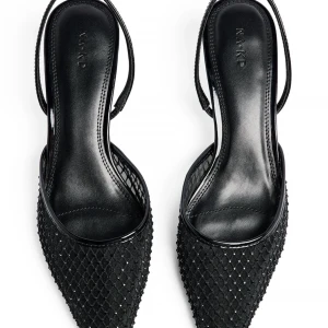 Svarta klackskor från NA-KD - Snygga svarta klackskor från NA-KD med spetsig tå och glittrig yta. Perfekta för en kväll ute eller en speciell tillställning. Aldrig använda, förpakningen finns. Säljer på grund av att de passade inte min fot-form.🤗Dessa slutsålda skor har som nypris 56€. (614 svenska kronor ungefär)