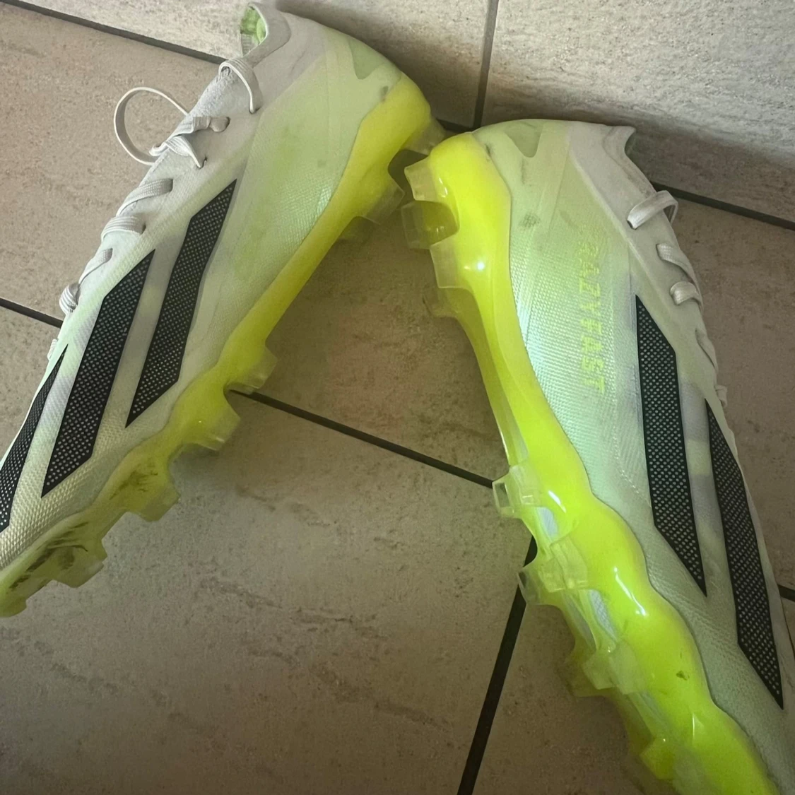 Vita fotbollsskor från Adidas - 1