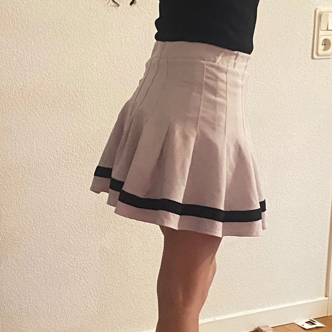 Beige kortkjol med svarta detaljer Från BERSHKA - 1