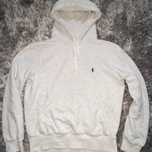  Ralph Lauren Hoodie  - Säljer en stilren vit hoodie från Ralph Lauren. Hoodien är i storlek S och jag säljer den för 900 pris kan diskuteras. Skriv om ni har frågor💪🏽💯