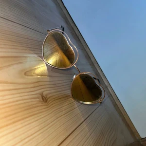 Aurinkolasit - Naisten sydämen muotoiset ruusunkultaiset aurinkolasit. Kissatalous Mikäli hinta ei miellytä tarjoa rohkeasti. Katsothan myös muut ilmoitukseni!!