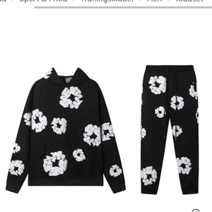 Denim tears hoodie och mjukisbyxor - Säljer denim tears track suit svart pris kan diskuteras