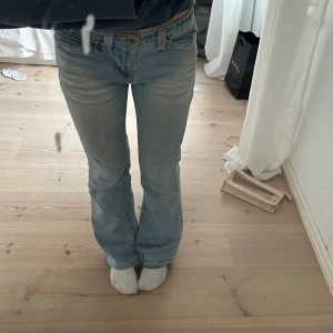 Lågmidjade jeans - Jätte snygga ljusblåa Lågmidjade jeans, säljer bara för har flera liknande ❤️midjemått tvärsöver är ca 35cm, innerbenslängd 75cm❤️