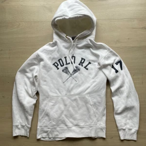 Ralph Lauren hoodie - Säljer nu en sjukt snygg hoodie från Ralph Lauren. Hoodien är i toppskick, förutom små skador vid snöret (bild 3,4). Ingen man märker av speciellt mycket! Storlek Medium. Hör av dig vid intresse! 💫